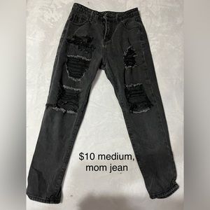 Black ripped mom jean - M